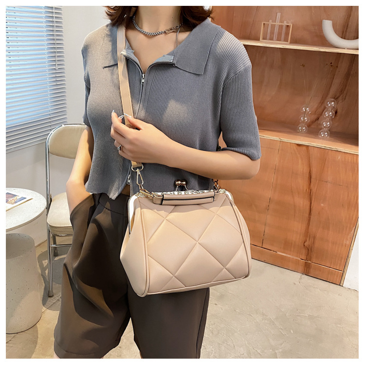 New Fashion Rhombus Embossed One-shoulder Diagonal Clip Bag Wholesale Nihaojewelry display picture 14