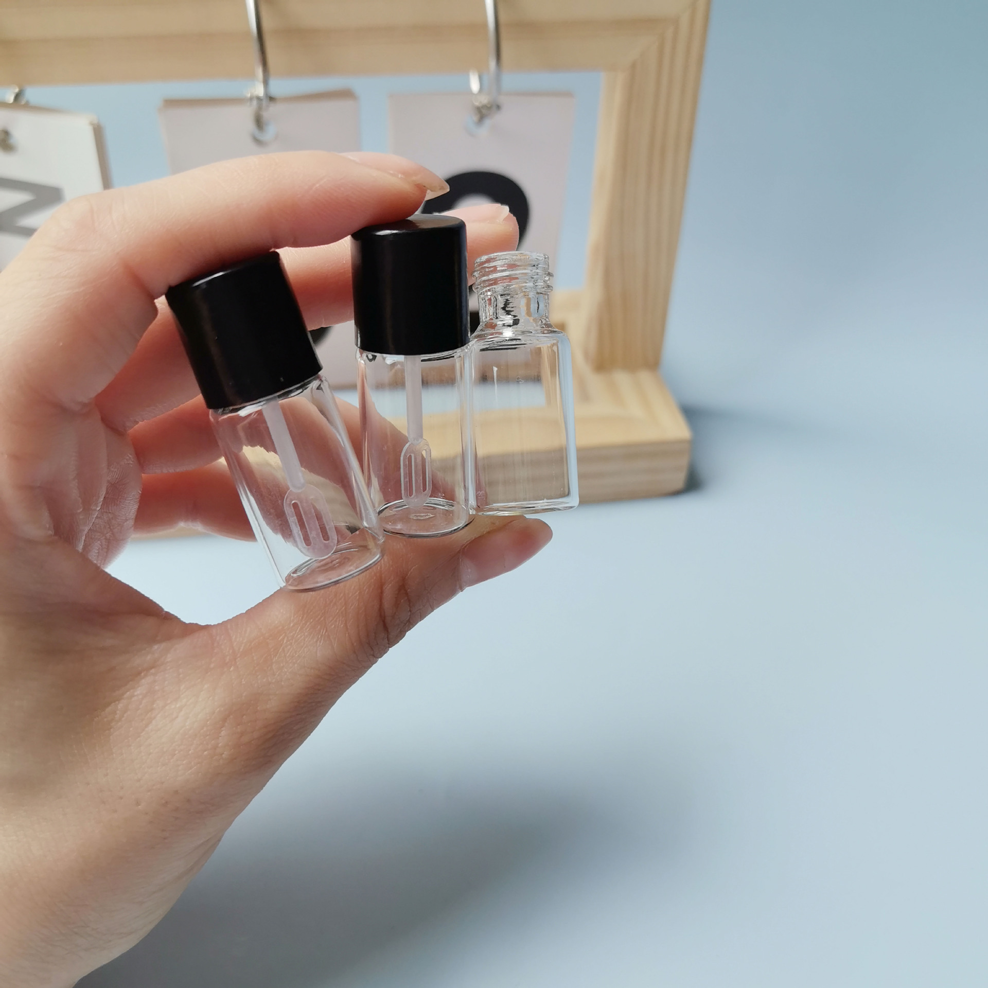 4ml粉底液玻璃分装瓶黑盖胶木扁杆盖唇油分装遮瑕精华小样瓶子