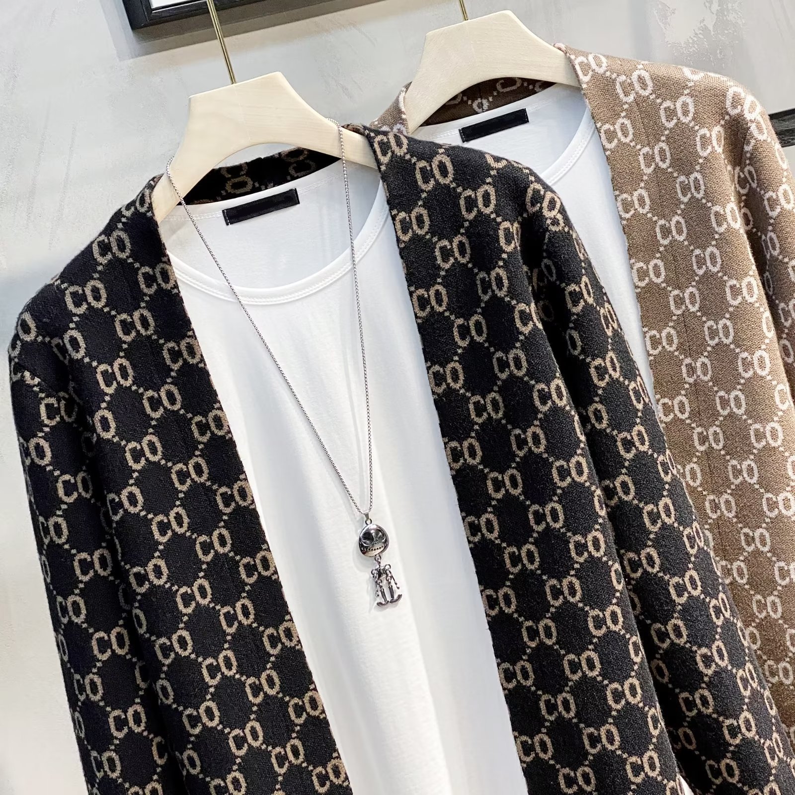 봄과 가을 전국 유행 편지 자카드 줄무늬 가장자리 남자 캐주얼 칼라 유행 니트 스웨터 버튼 따뜻한 카디건 스웨터 트렌디