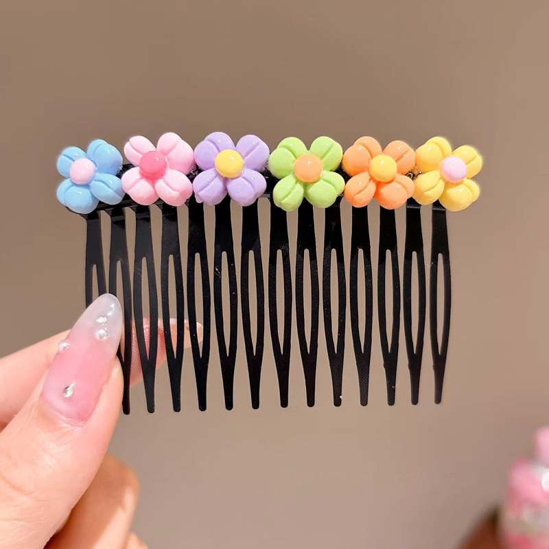 Hermosos niños tirando del cabello de la cabeza de la niña peinada de cabello de la parte posterior de la frente peinada peinada de cabello toque