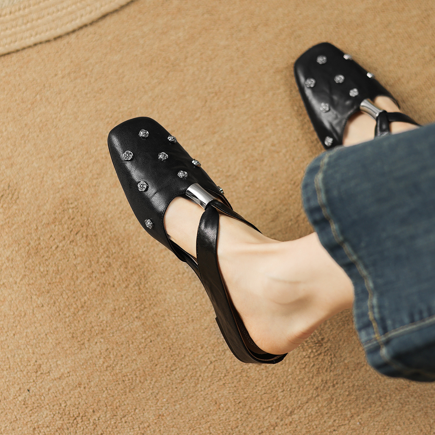 Dép sandal nữ quai chữ V đế bệt da cừu hoa nổi — đen