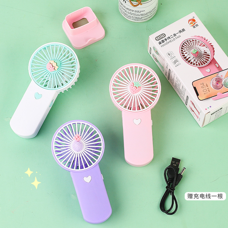 夏のミニアニメは色の小さい扇風機にぶつかって充電の怠け者の扇風機を持ってデスクトップの扇風機の幼稚園の贈り物を冷やします。|undefined