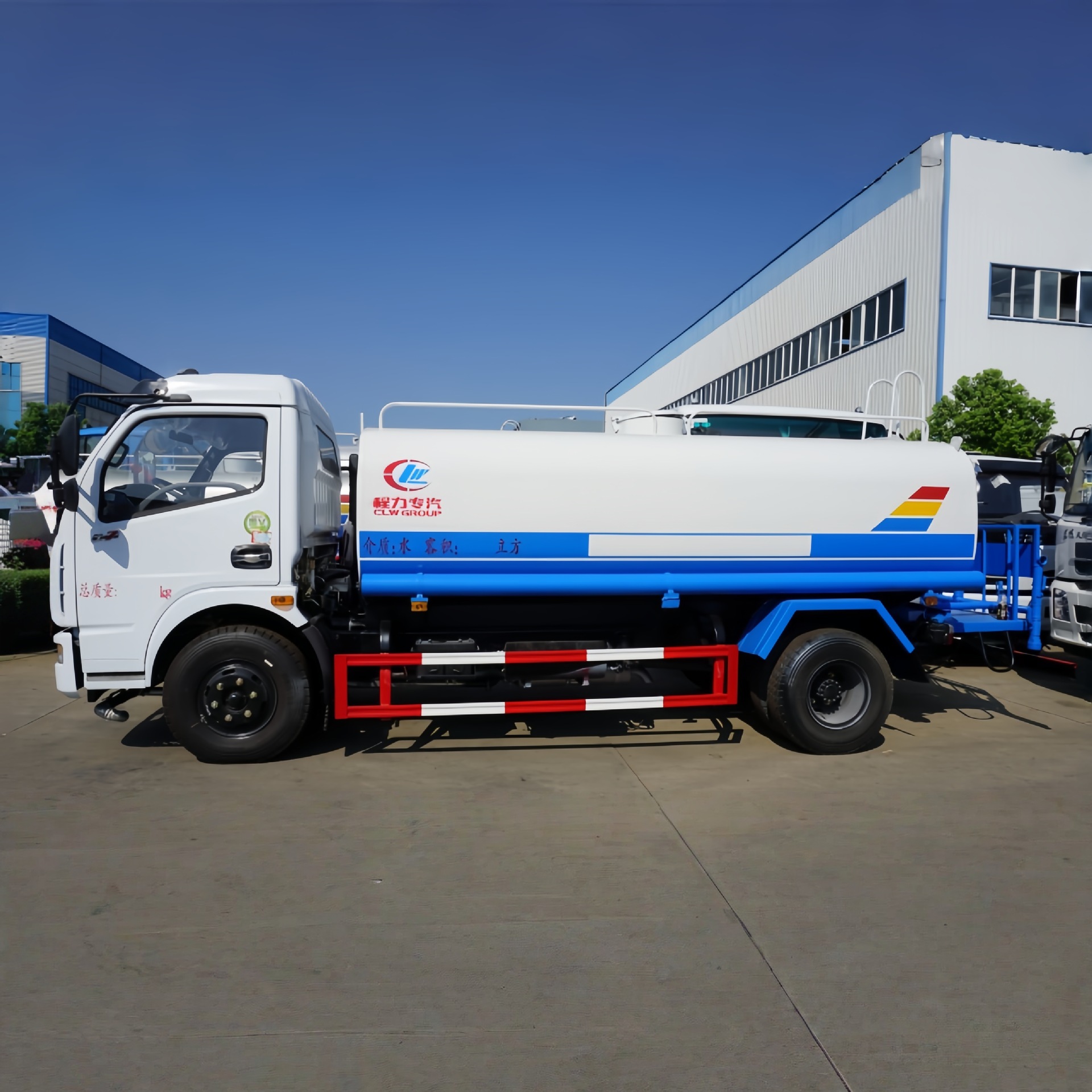 Dongfeng Tianjin sprinkler truck is compatible with various specifications of water tanks and can be used for road maintenance and dust suppression in different working conditions