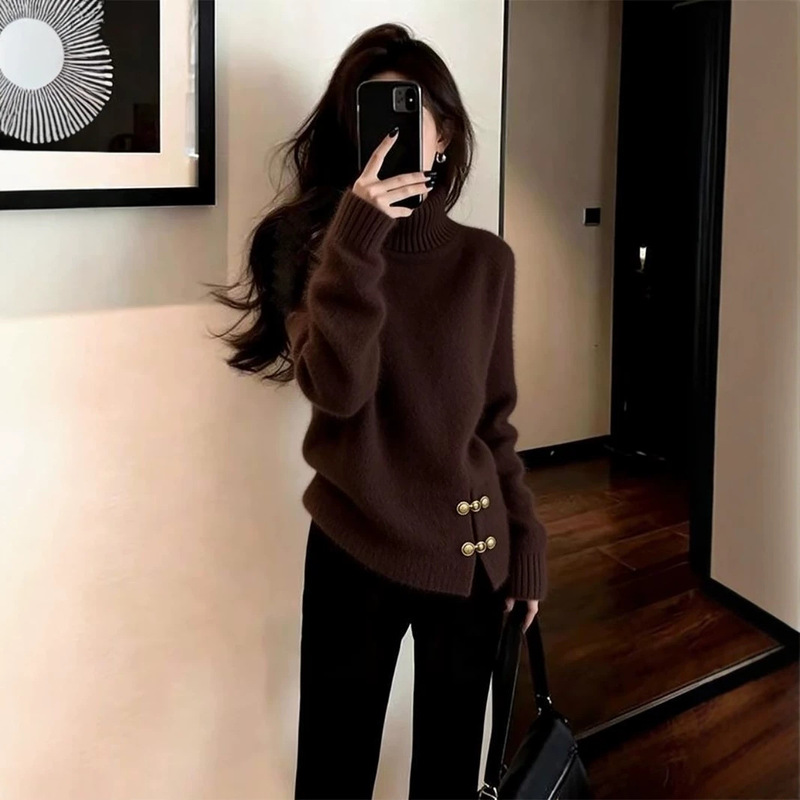 2026 Autumn/Winter New French Retro Brown Turtleneck Sweater for Women, Relaxed Style with Side Slit and Metal Button Detail