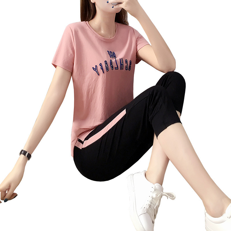 Completo sportivo casual da donna estate 2026, elegante completo a due pezzi con top a maniche corte e pantaloni capri larghi._voghion.com