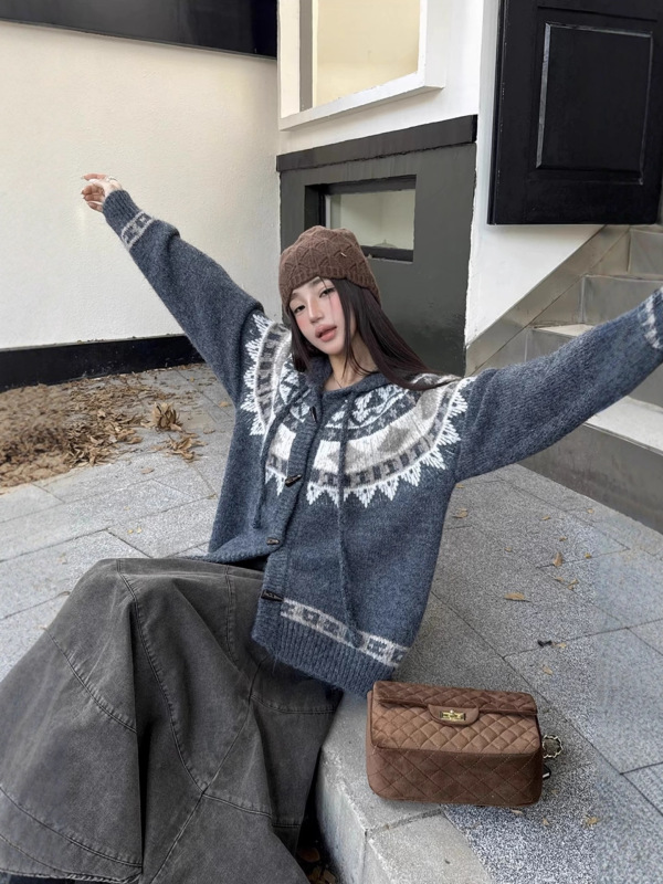 费尔岛菱格提花连帽毛衣女外套2025秋冬新款慵懒风牛角扣针织衫厚|undefined