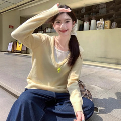 秋の装いの新型の怠惰で柔らかいモチモチとしたゆったりしたvネックのニットのセーターの女性の韓系の絶美のカジュアルな偽の2つの長袖の上着