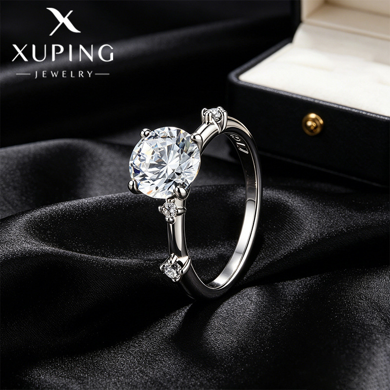Xuping simple lujoso temperamento ligero anillo de compromiso incrustado con cuatro garras gemas artificiales japonesas y coreanas anillos de estilo al por mayor mujeres