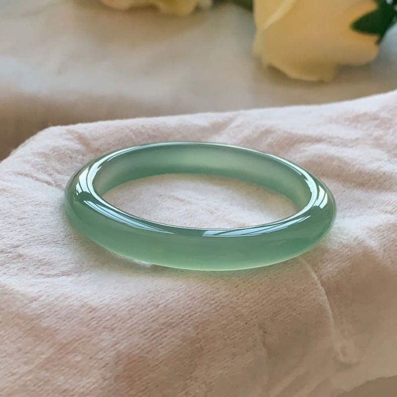 Vòng tay ngọc bích tự nhiên màu xanh dầu có giấy chứng nhận – tặng mẹ chi tiết 2