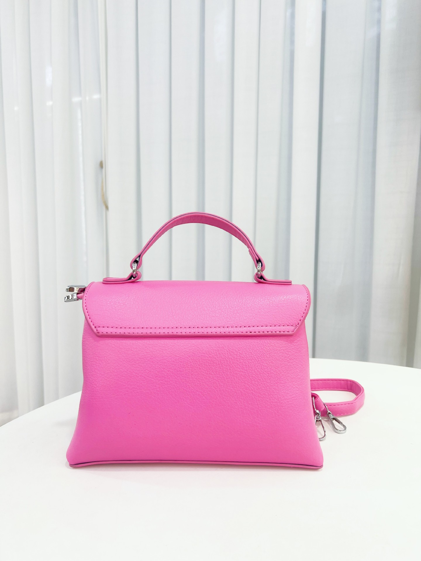 Women's Medium Pu Leather Solid Color Classic Style Square Zipper Handbag display picture 5