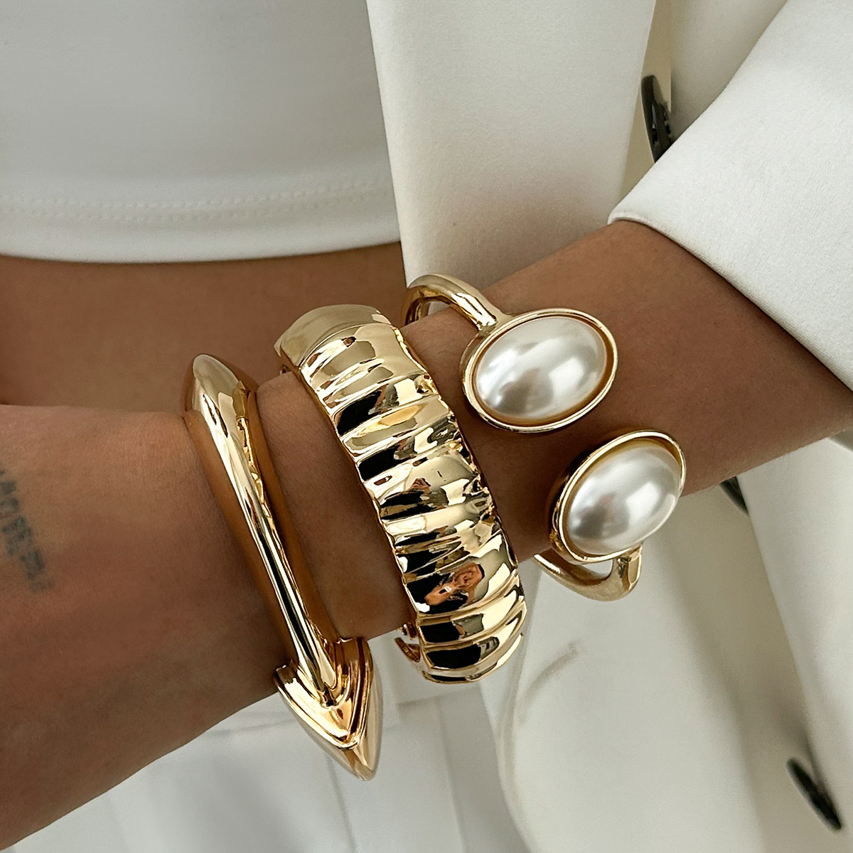75g Weight Artificial Pearls Inlay Material Bangle Classification Alloy Chain Material Street Occasion Alloy Material Geometric Pattern Women's Gender Plating Design Retro, Exaggerated Style Retro Exaggerated Geometric Artificial Pearls Alloy Bangles Wholesale 1