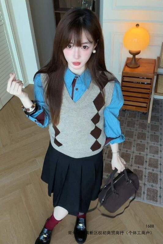 Korean-style chic retro women's outfit for early autumn, casual commuting style, V-shaped quilted knitted vest layered with a shirt two-piece set Korean-style chic retro women's outfit for early autumn, casual commuting style, V-shaped quilted knitted vest layered with a shirt two-piece set