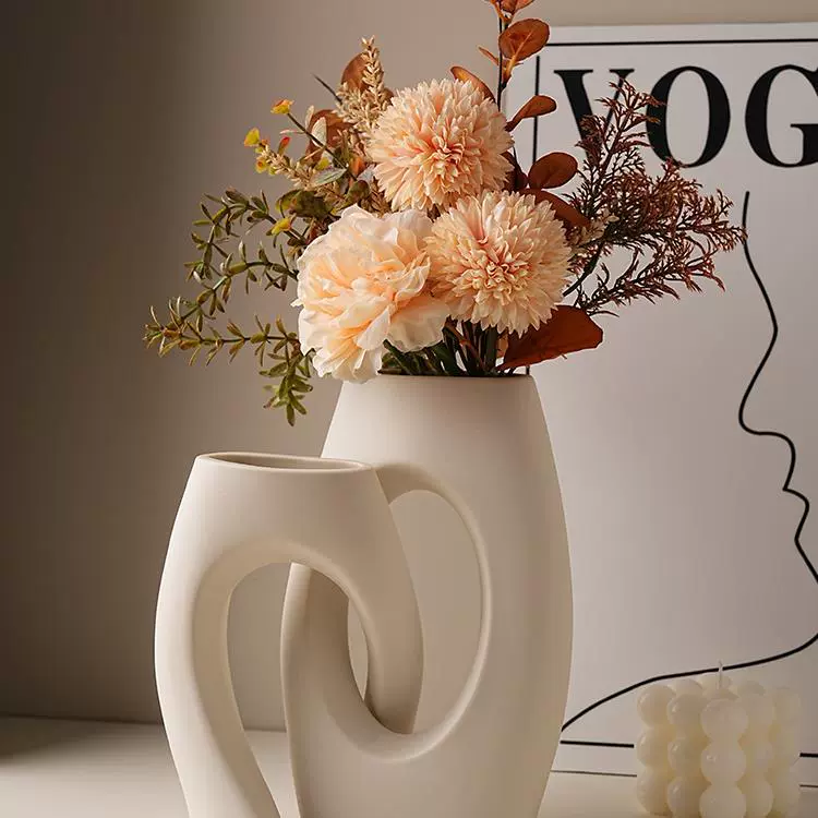 Творческая керамическая ваза ощущает нишу