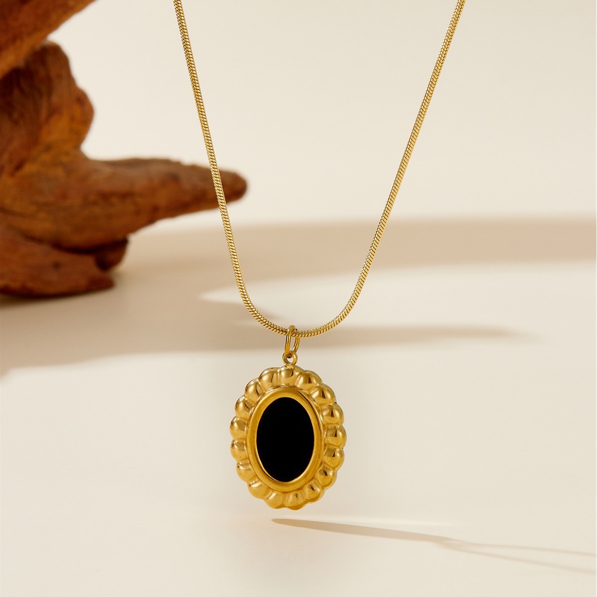 Francés ligero lujo nicho diseño sensación de pendientes retro no desvanecido collar de frita de titanio acero joyas de mujer clavícula cadena de suéter