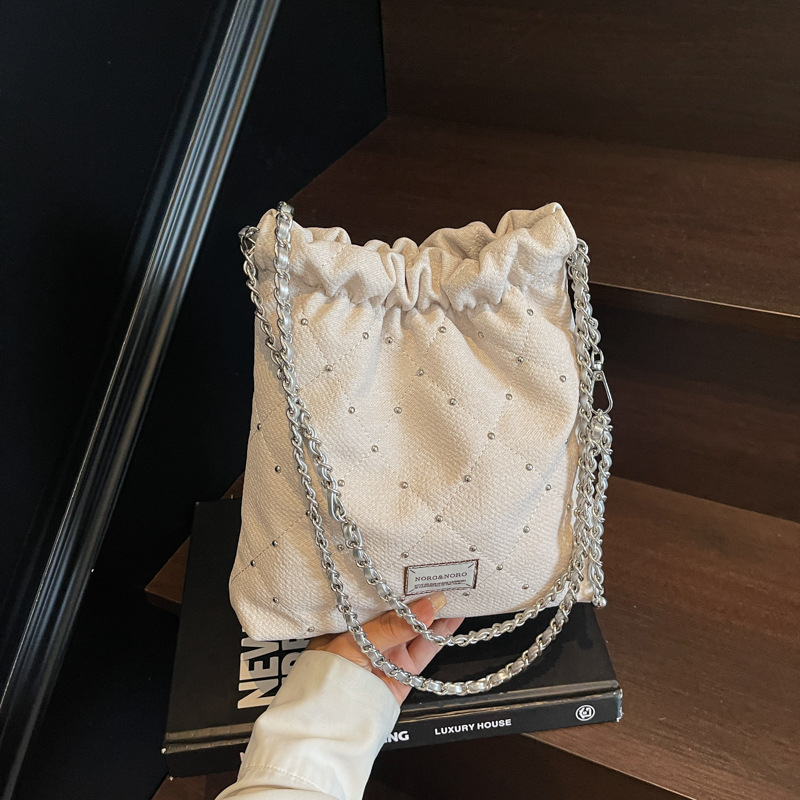 Bolso de cubo Xiaoxiangfeng 2025 nuevo bolso de cadena remache bolso de hombro de mezclilla bolso de mensajero bordado de diamantes mujer