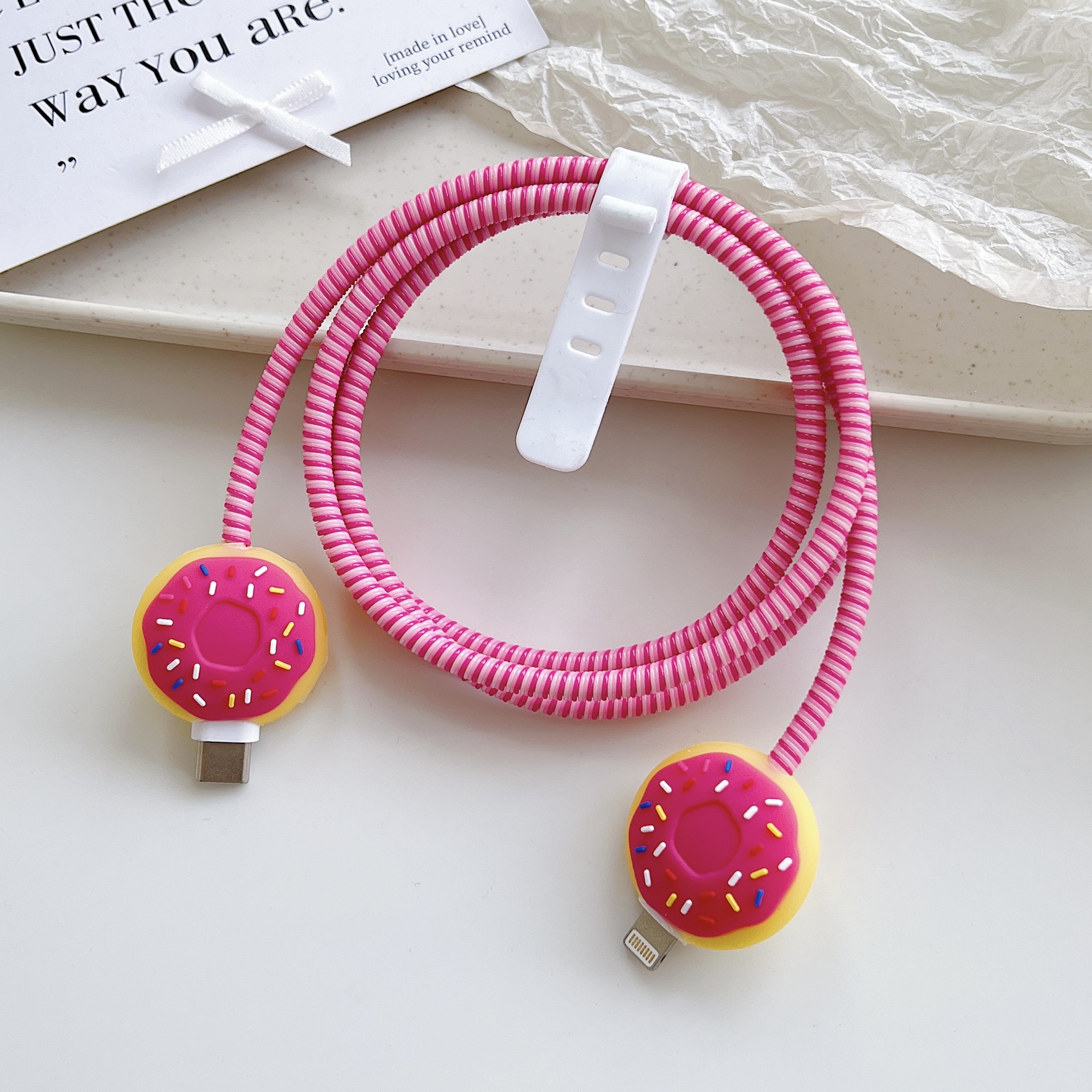 Amazon cartoon cable de datos cubierta adecuada para Apple Android cable de datos de carga rápida cuatro piezas en stock al por mayor