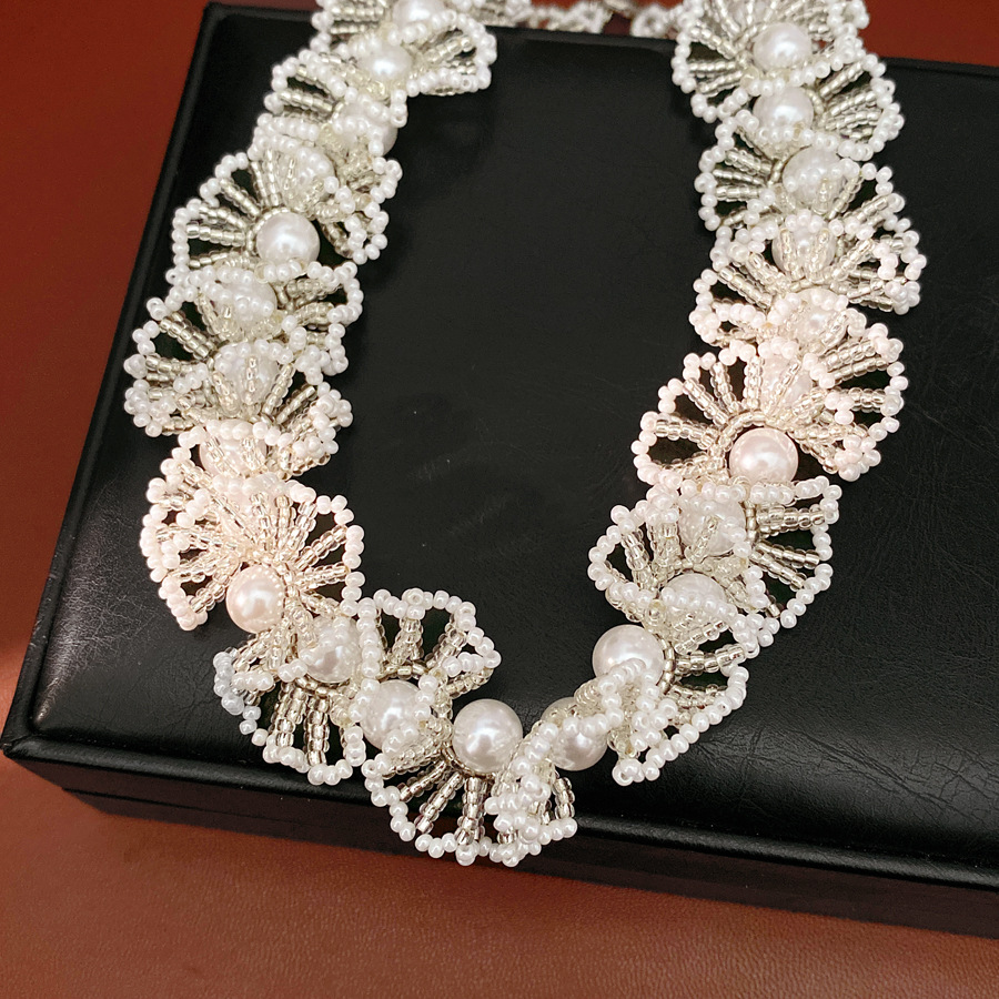 Collar de perlas de encaje redondo lujo ligero nicho collar de perlas estilo retrógrado conjunto de joyería al por mayor