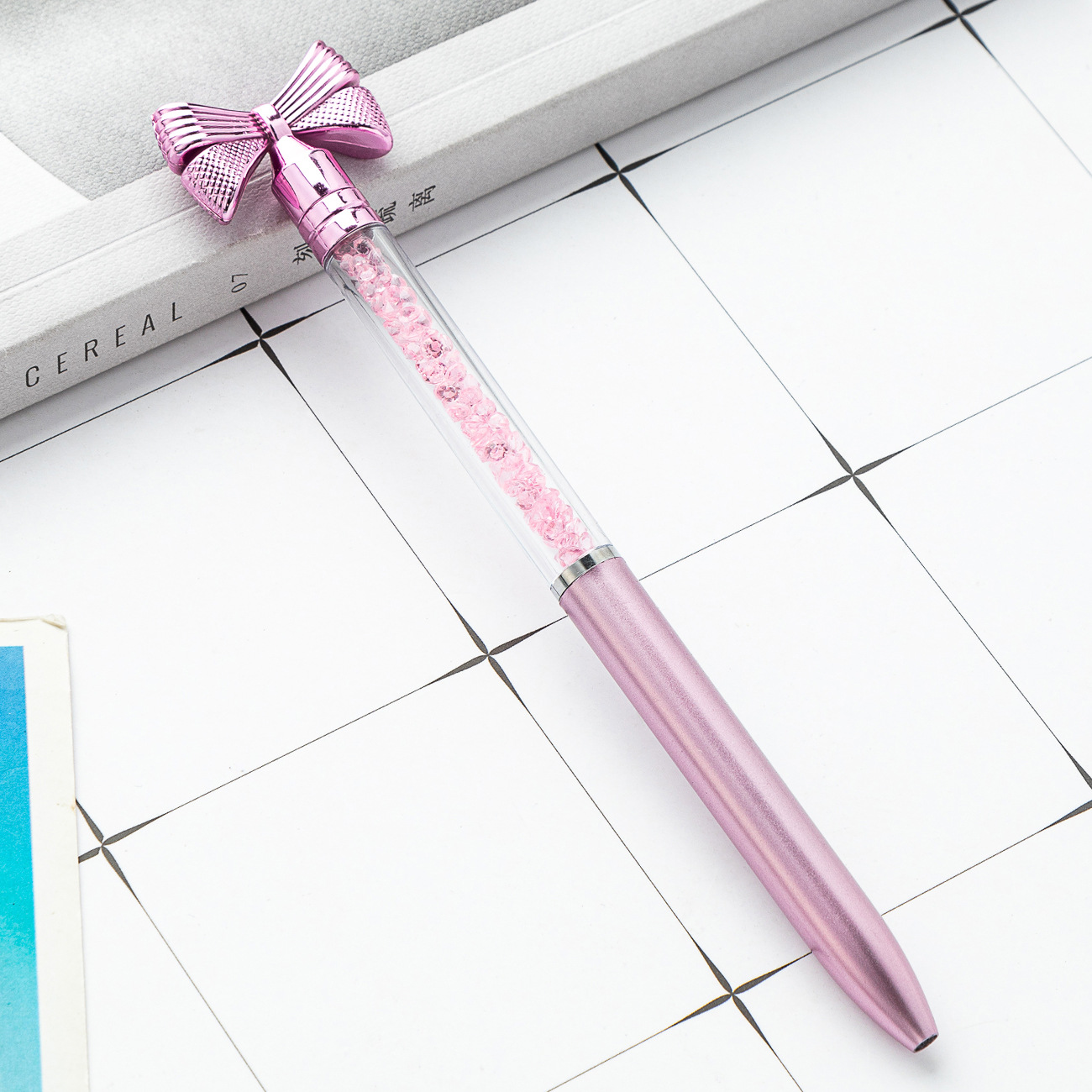 Spot Pluma de lazo de plástico Bolígrafo de regalo publicitario giratorio Bolígrafo de regalo logotipo imprimible Bolígrafo de cristal multicolor creativo