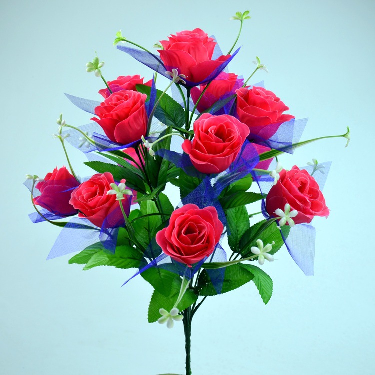 Fabricante de flores artificiales, venta al por mayor de rosas artificiales con doce cabezas, hierba estrella con gasa, rosas pavo real, flores de seda, ramos de flores artificiales.