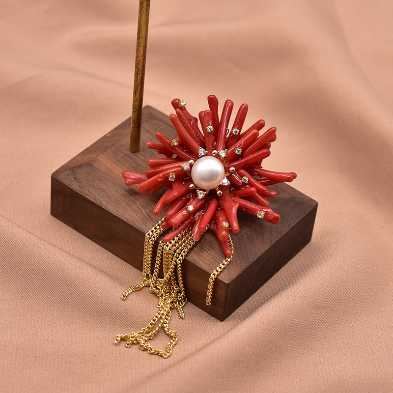 Broche de perlas naturales con borlas de bambú marino y flores, moda de alta gama, redondo y exquisito, broche de perlas estilo Chanel de alta calidad para mujer.