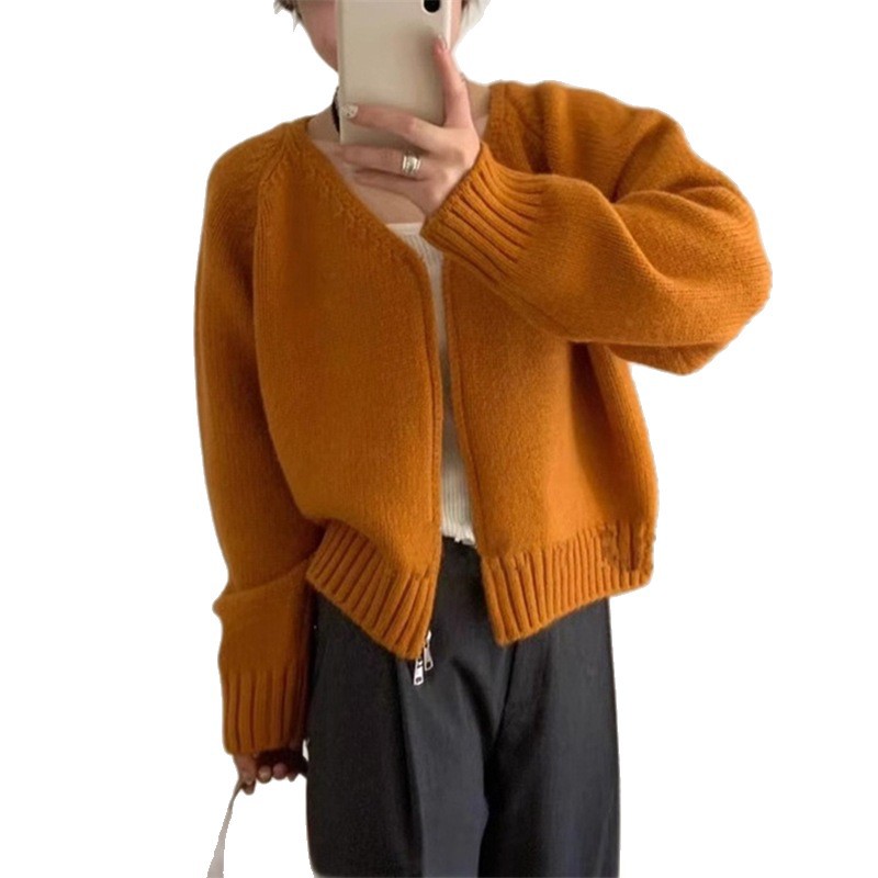 Short sweater with zipper