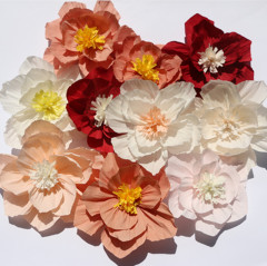 卸売りのカラーのしわの紙のしわの立体の紙の芸の花は厚い結婚の部屋を飾って結婚の背景の壁を飾って現物を配置します。