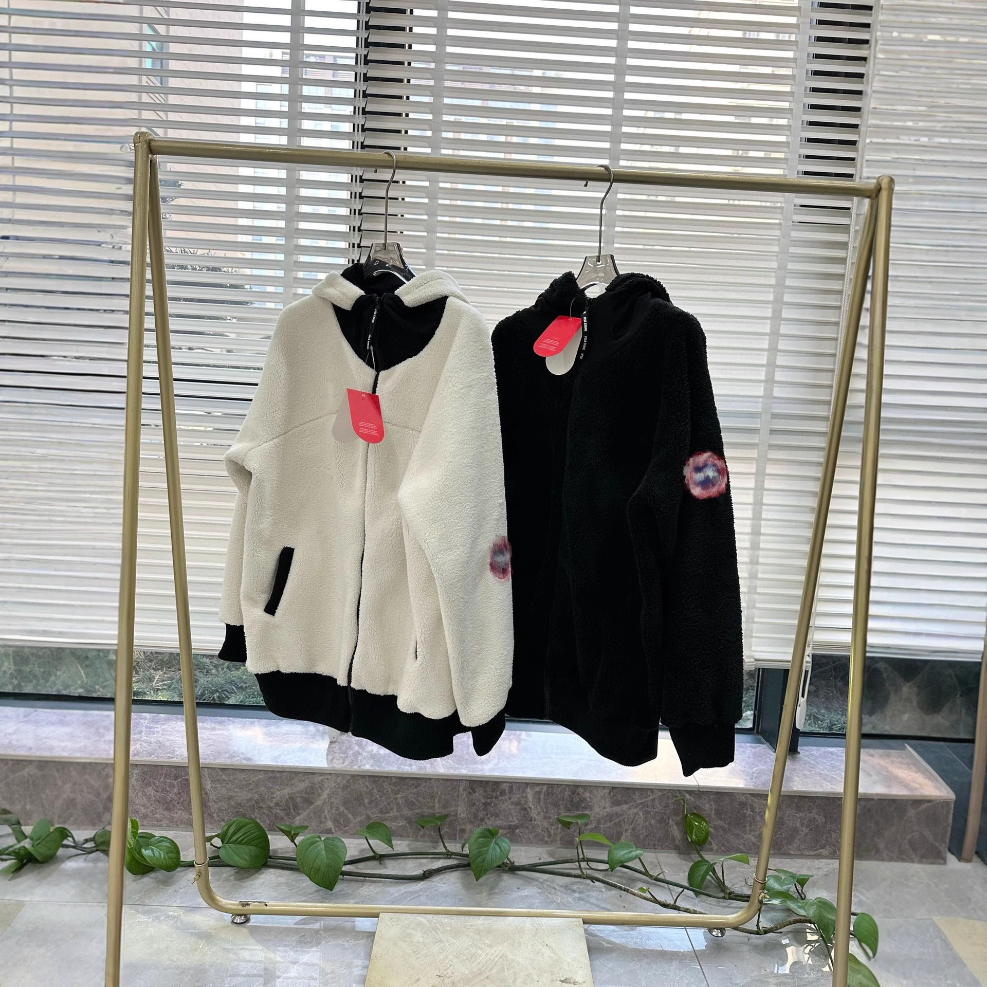 秋冬保暖外套女鹅家羊羔绒外套宽松版连帽加绒袖章刺绣户外休闲