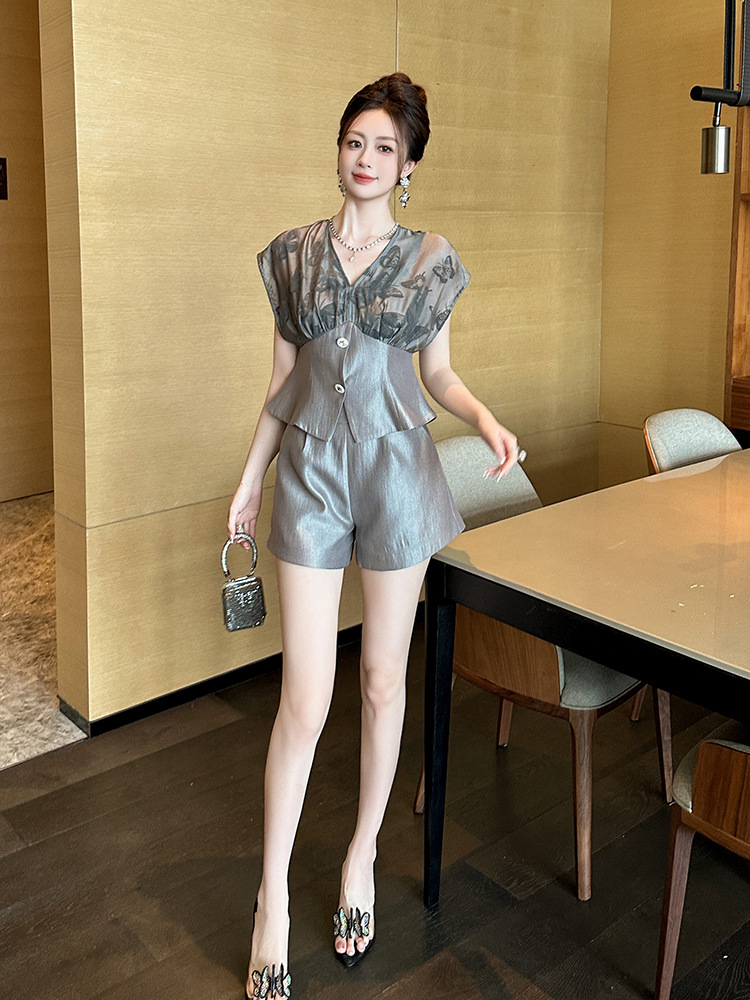 Bộ đồ nữ sang trọng áo cổ V thắt eo kết hợp quần short hai mảnh — Màu xám