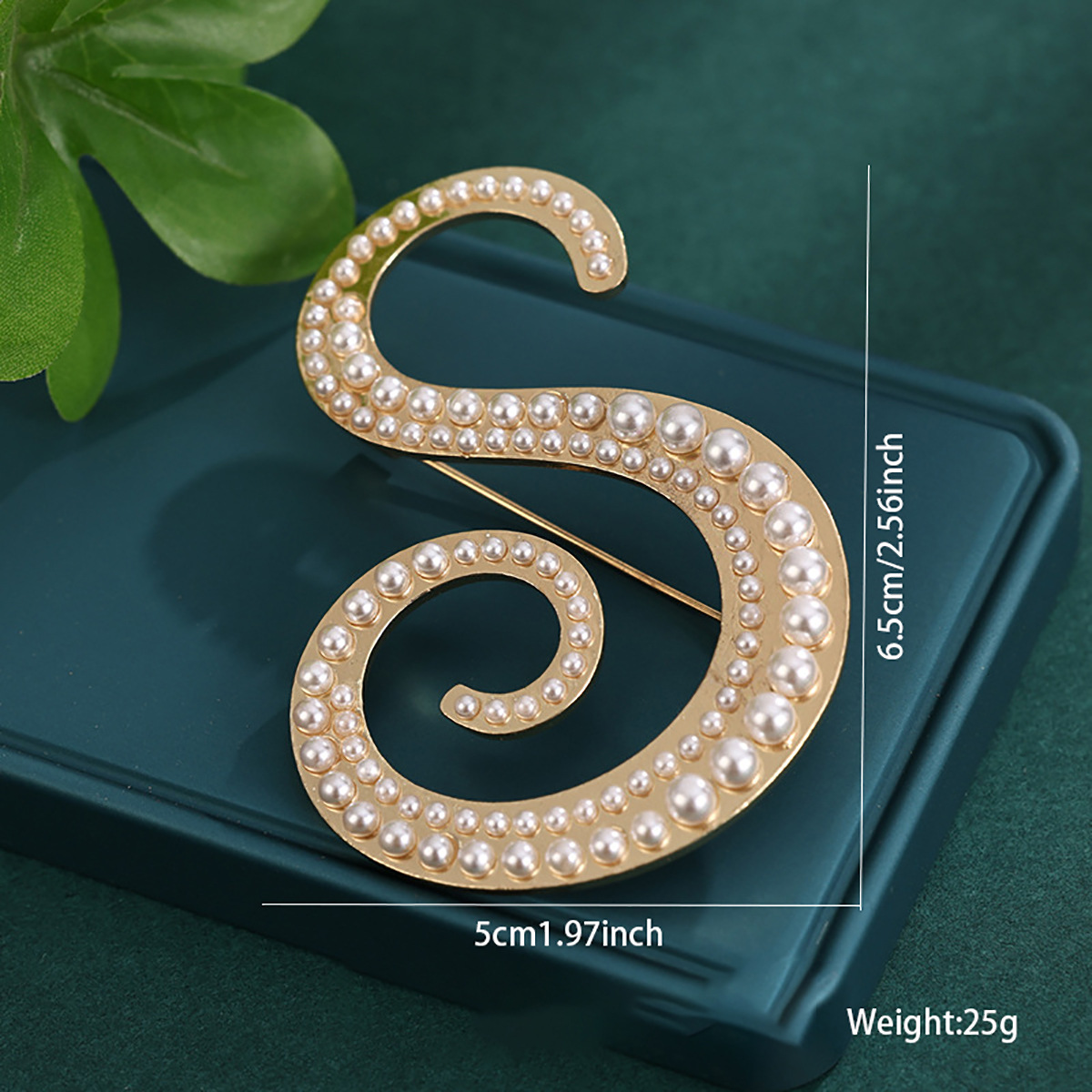 26 broches con letras en inglés de perlas, alfileres para ropa, decoraciones retro transfronterizas europeas y americanas, accesorios antiexposición para cuello
