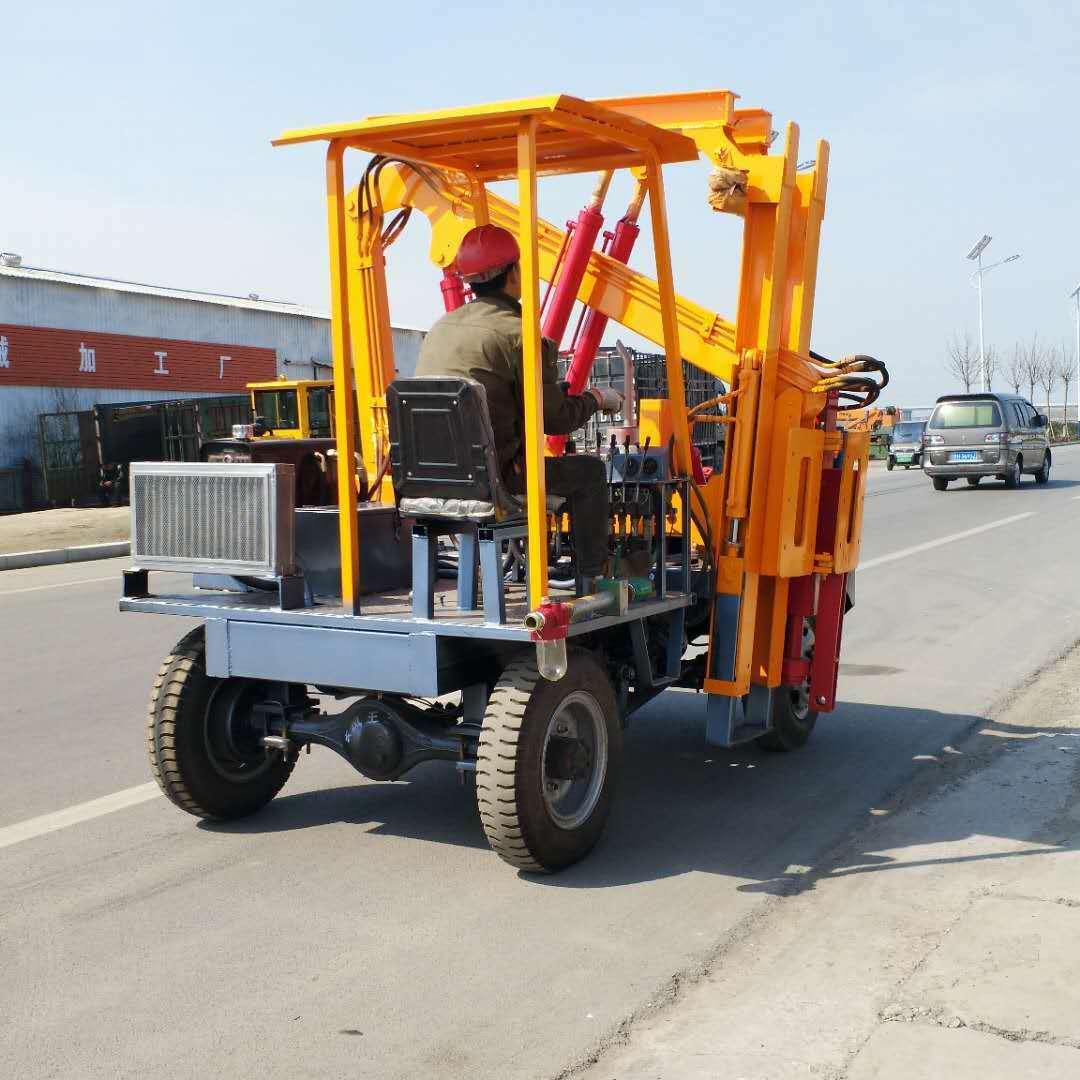 供应公路护栏打桩机  液压立柱护栏机  现货四轮小型机桩工机械桩