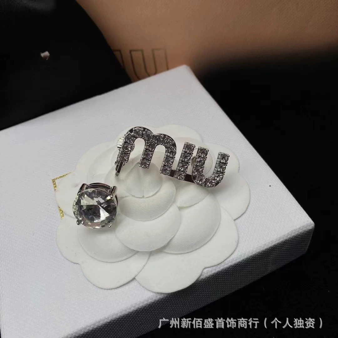 Серьги (Miumiu) с жемчужиной и буквенными подвесками, инкрустация стразами