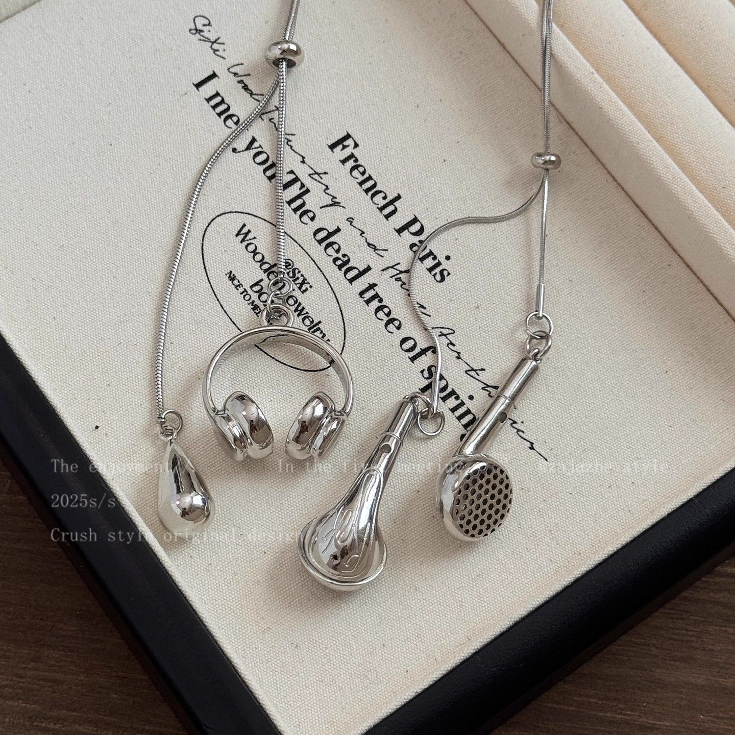 Silver Long Earphone Pendant Necklace for Girls, Korean Style 2026 New Sweater Chain, Autumn and Winter Niche Student Party Accessory
