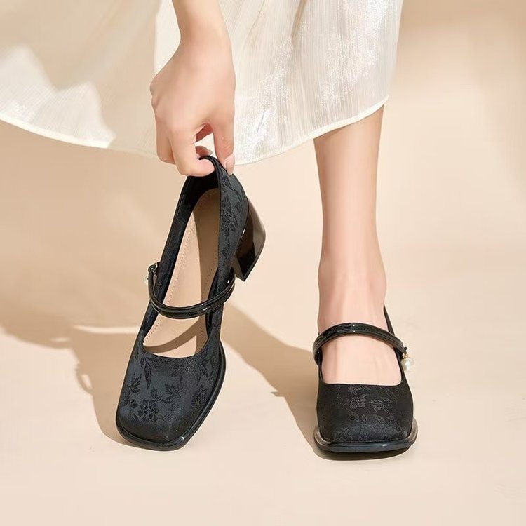 Nuevos zapatos Mary Jane chinos primavera 2025 nuevo estilo jacquard estilo nacional con falda cabeza redonda perla un solo cinturón zapatos
