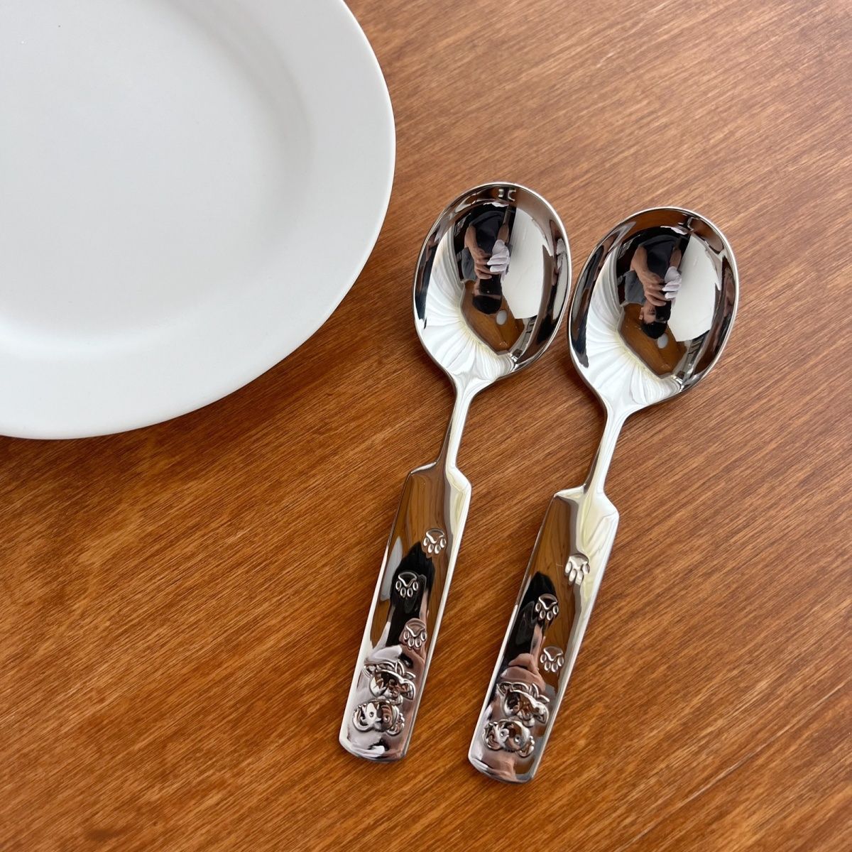 Colher de aço inoxidável com cabo curto e formato de coala para alimentação infantil. Ideal para bebês e crianças._voghion.com