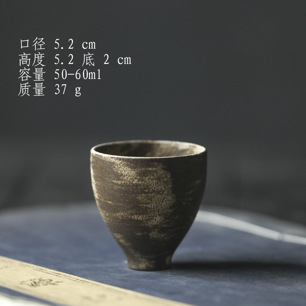 키가 큰 핑크색 컵(절단되지 않음) 어두운 색상