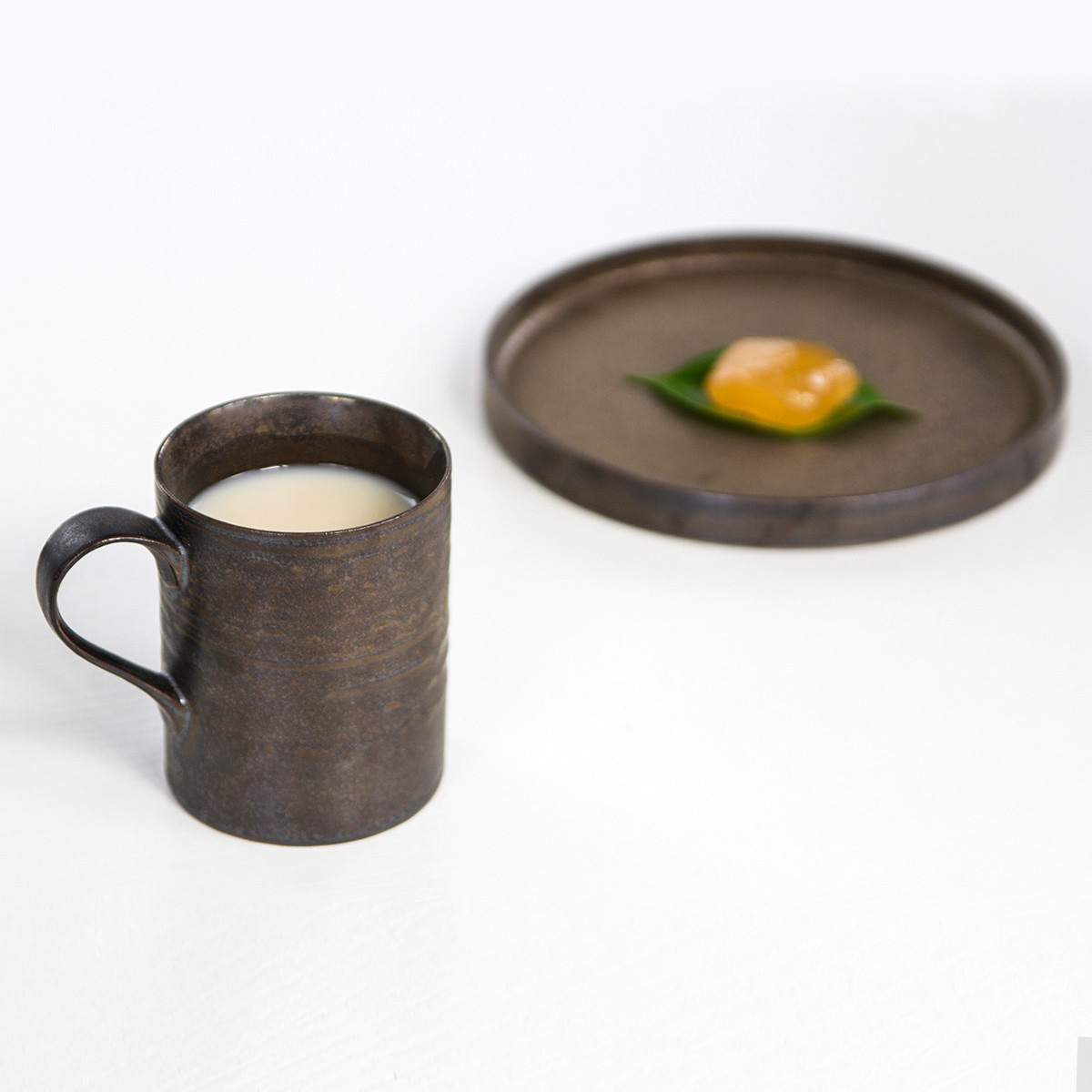Estilo japonés simple esmalte metálico Renacimiento de alto valor de la oficina de cerámica taza de agua marca taza de café set plato