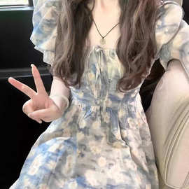蓝色碎花连衣裙夏季款茶歇法式泡泡袖抽绳褶皱收腰显瘦小个子短裙