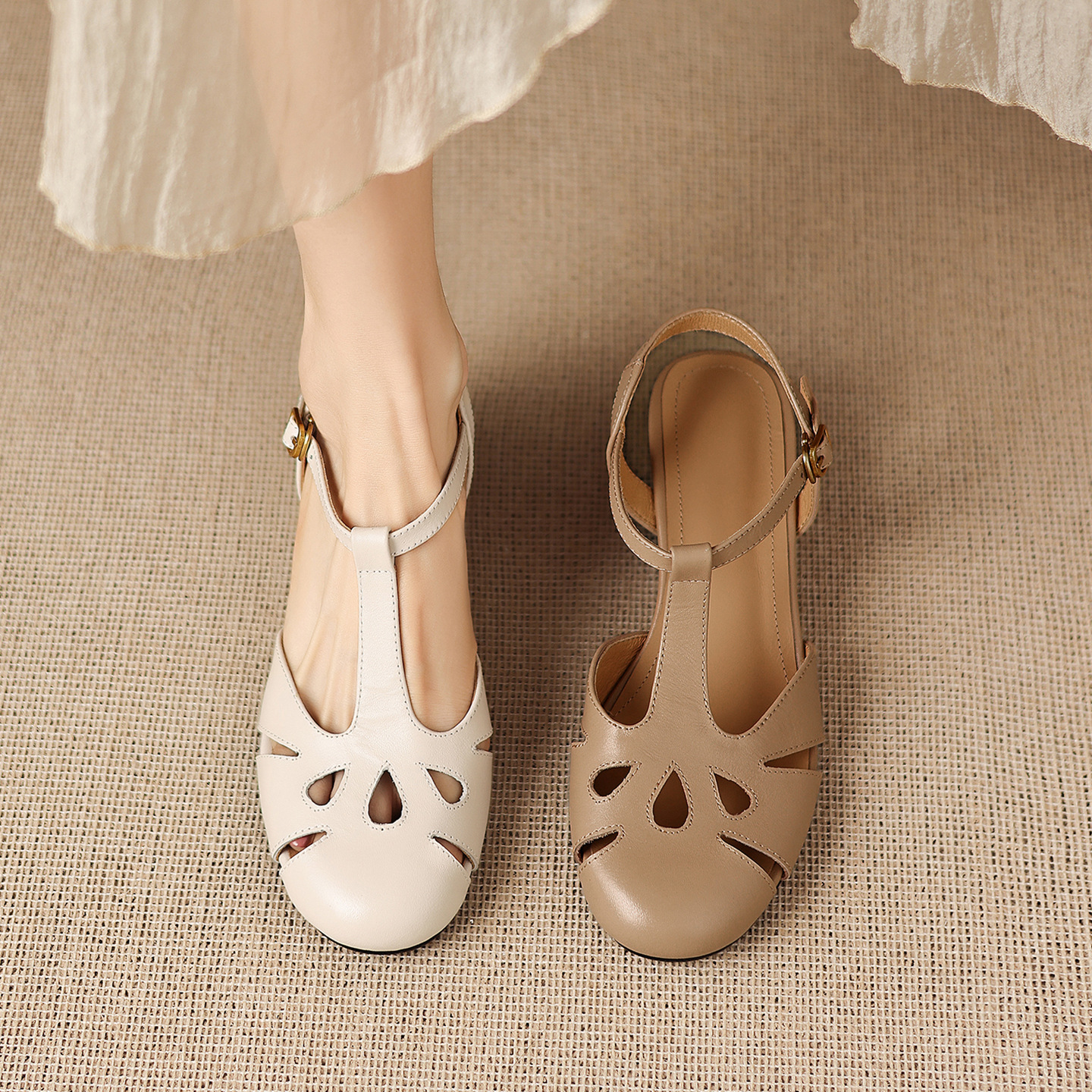 Sandal nữ quai chữ T mũi kín gót nêm cao 5 cm — màu be