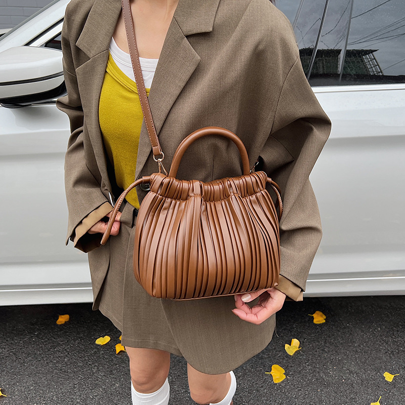 2025 otoño y invierno nuevo bolso plegable bolso de cubo de cuerda de tracción universal bolso de hombro de moda de mujer bolso de viaje