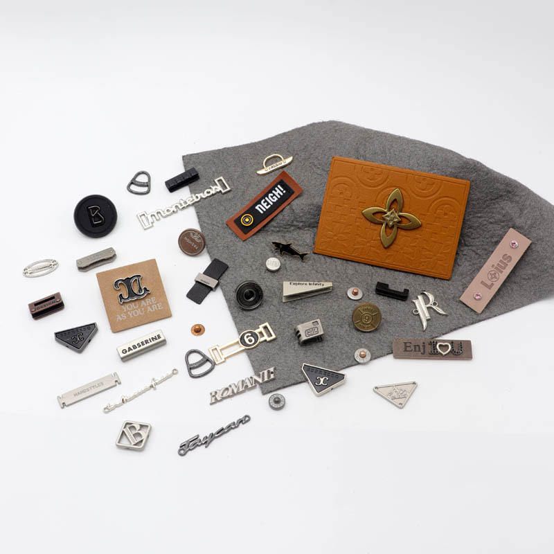 服装五金装饰标 字母金属标牌 五金锌合金 服装五金铸件