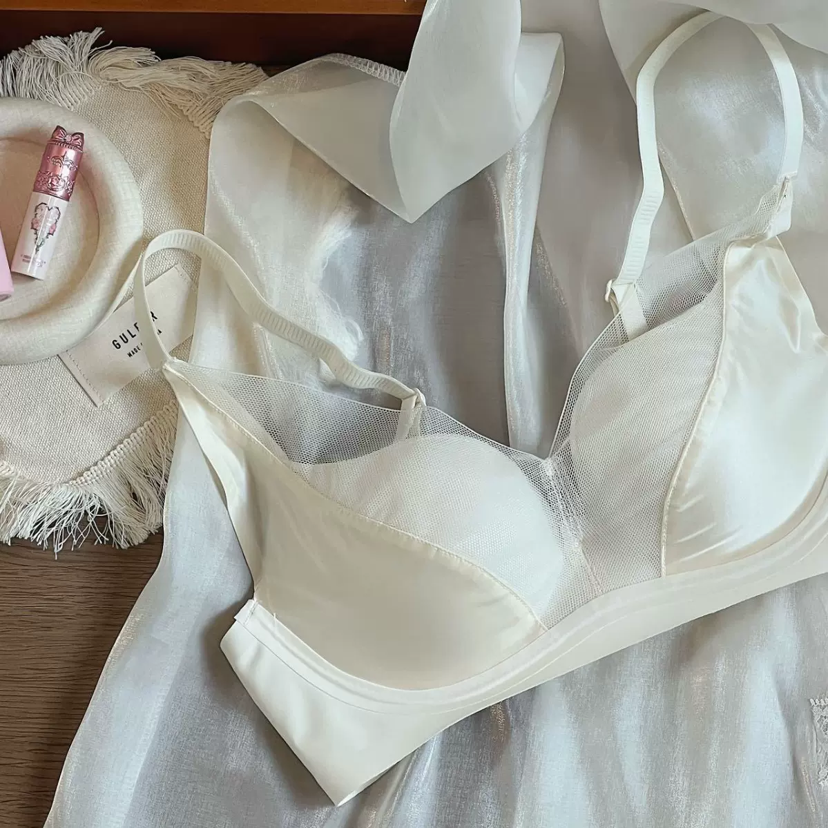 日系缎面网纱纯欲性感小胸聚拢无钢圈调整型裸感无痕文胸罩内衣女