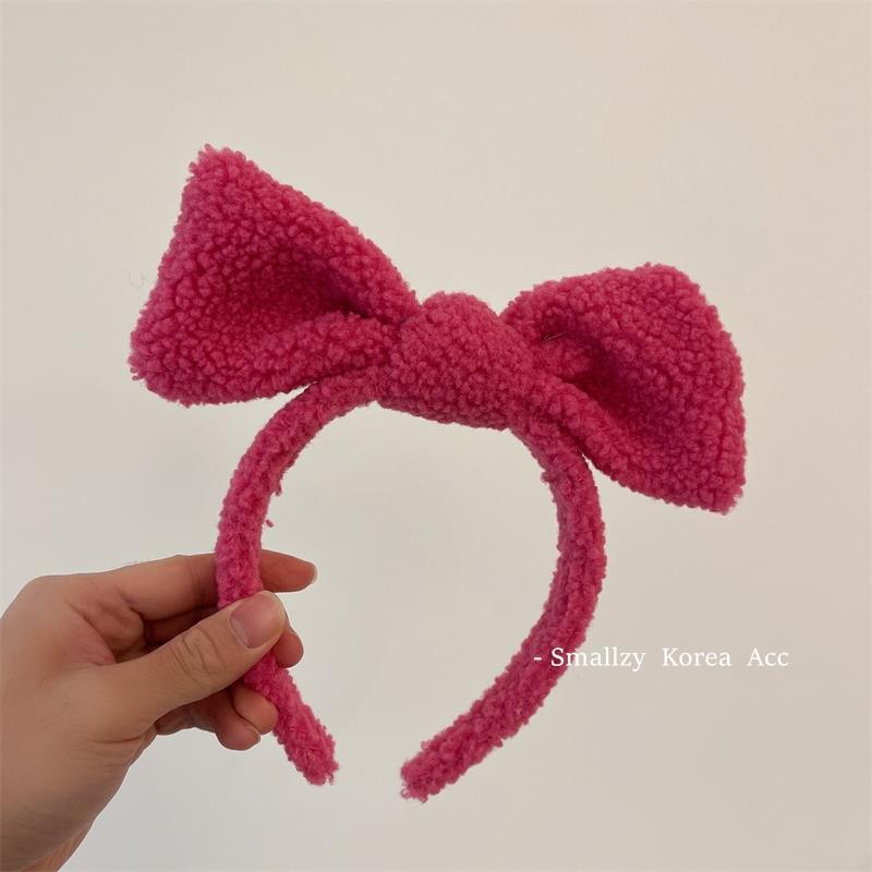 Cordero rojo rojizo con orejas grandes y aro de pelo