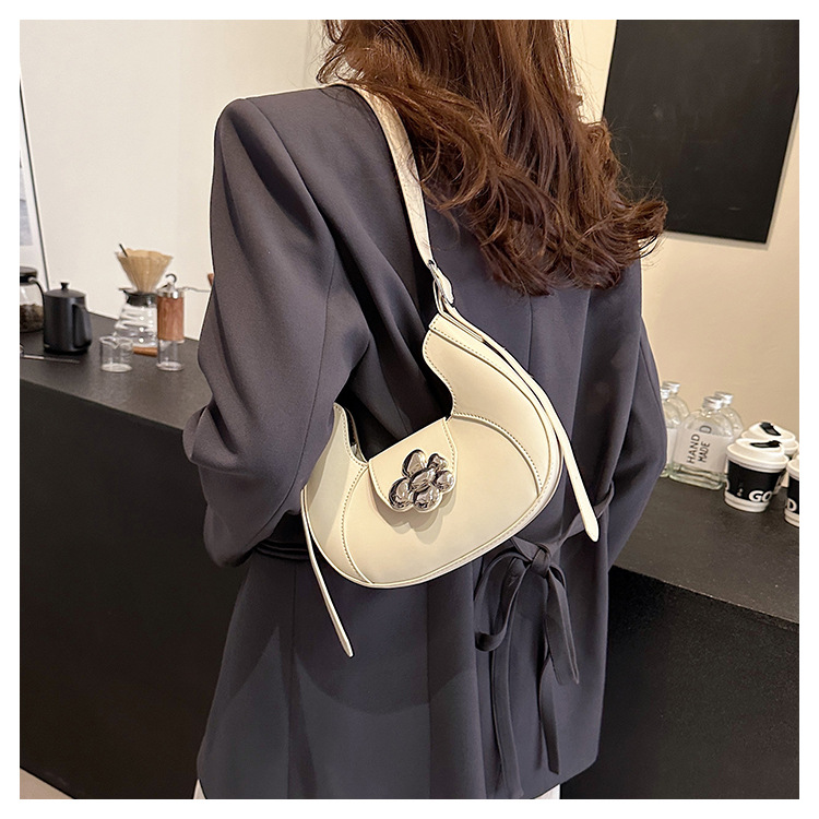 Women's Medium Pu Leather Solid Color Streetwear Pillow Shape Magnetic Buckle Crossbody Bag display picture 12