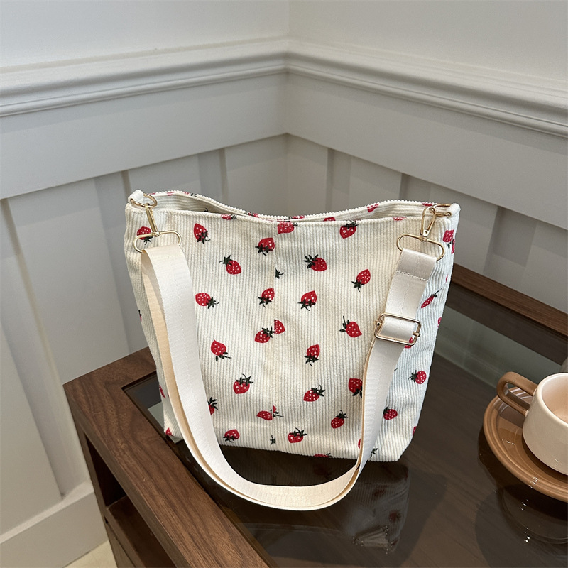 Bolsas de impresión de fresas populares de vellón mujeres coreanas de verano 2024 nuevo cross-border mochila de hombro bolsas de cubo