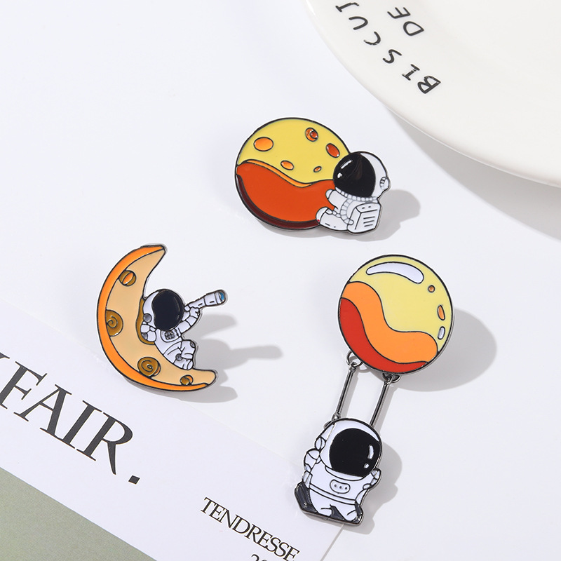 Plating Design Cartoon Style Pin Astronaut Moon Alloy Plating Unisex Brooches