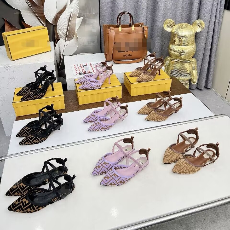 Qadın stiletto dabanlı qara sandalet