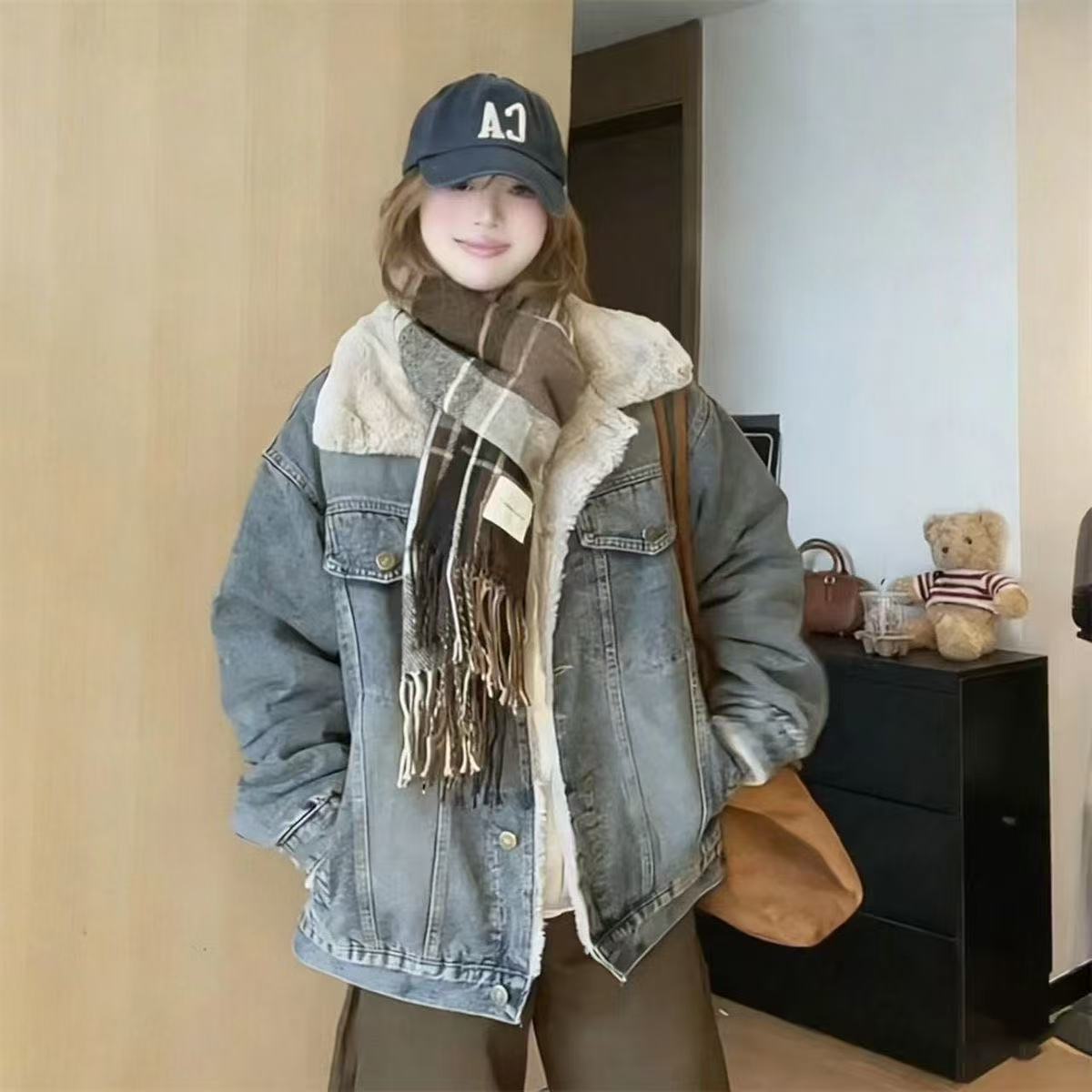 現物のデニムのショートコートの女性のショートタイプの春と秋の韓国版の新型の長袖は帽子のジャケットと一緒に学生の上着を合わせます。