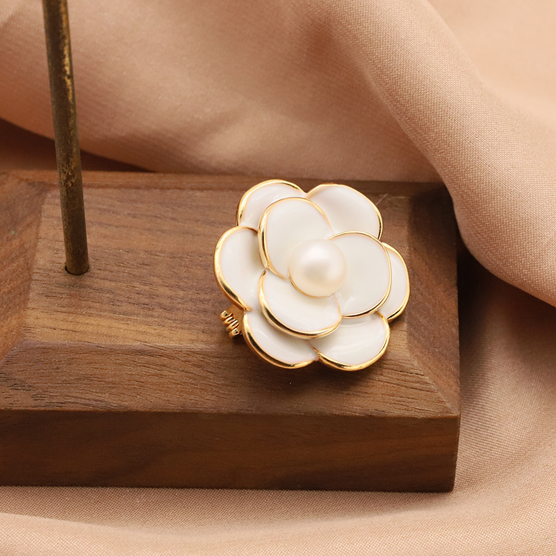 Broche de perlas naturales estilo Chanel Camelia de alto grado sentido nicho ramillete luz accesorios retro de lujo joyería transfronteriza para las mujeres