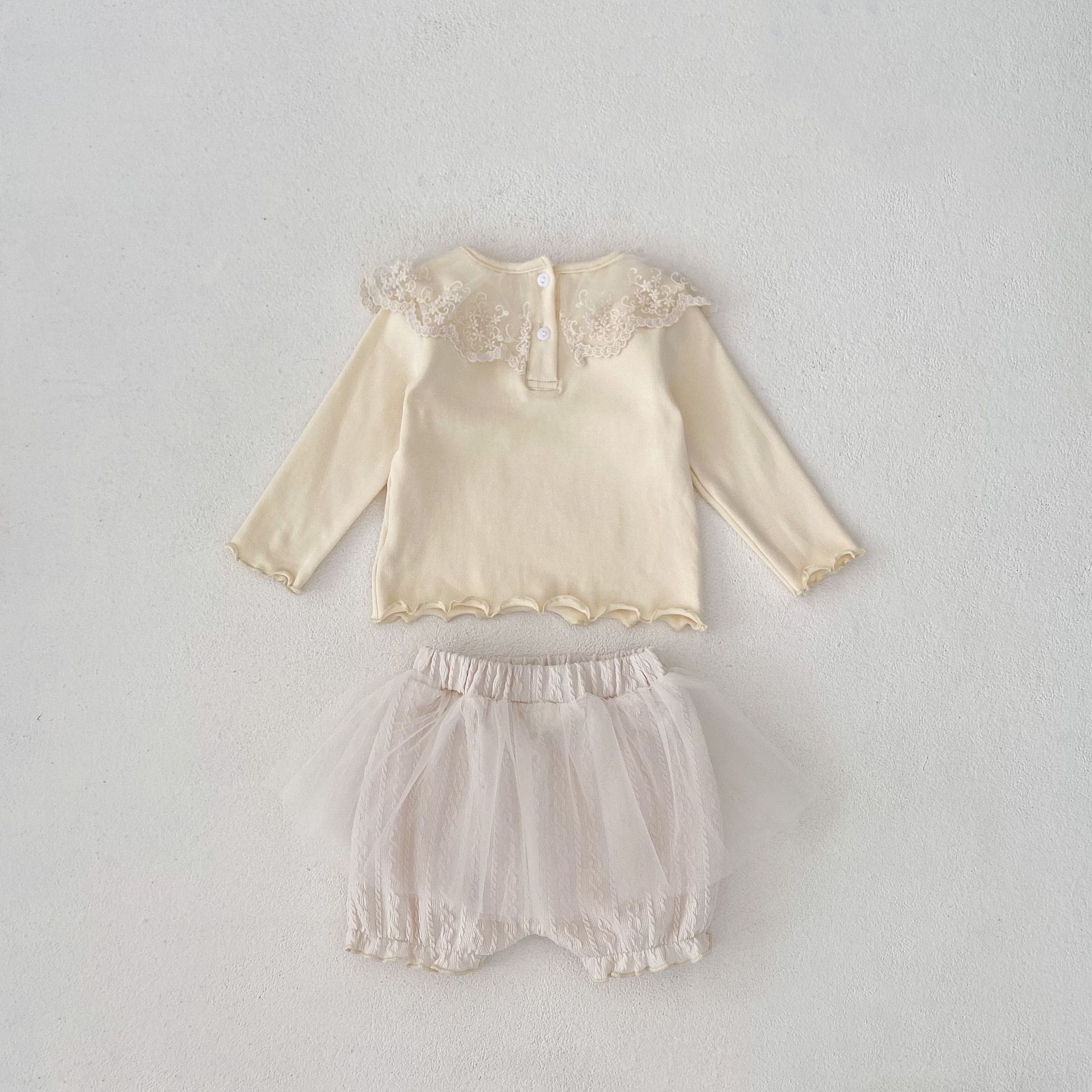 Jesenski set od tri dijela za djevojčice 2024. s čipkastom majicom s ovratnikom, mrežastim hlačama i jednobojnim žakard kaputom, Taken_voghion.com