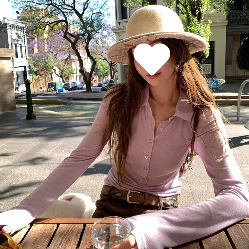 In Transit, Vc (Likely Referring to a Brand or Style) Shows Off a Slim Waist and Bust, a High-Intelligence and Gentle Young Lady's Tencel Polo Knit Top